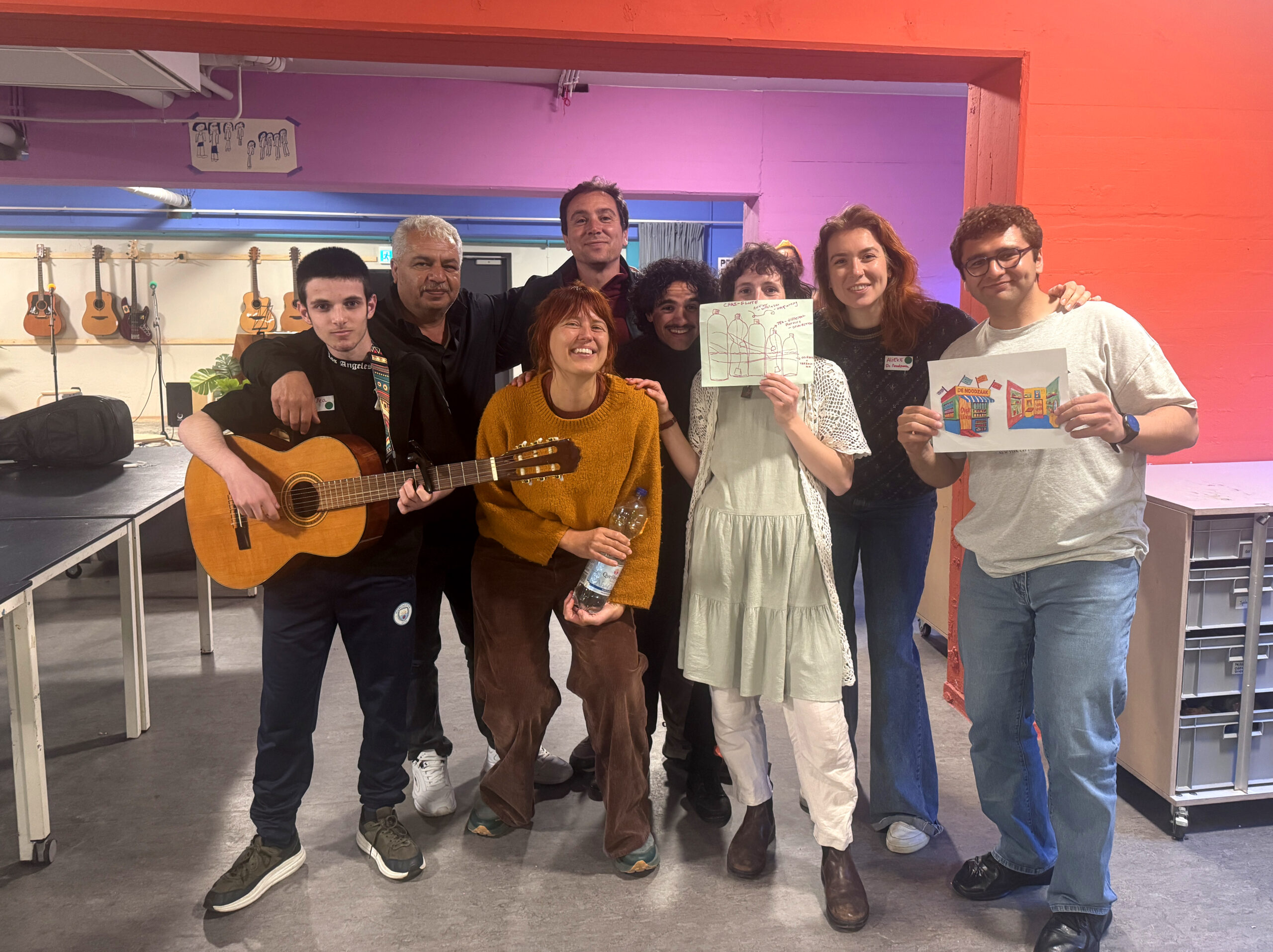 Groepsfoto met acht deelnemers vanuit Musicaz, muziekproject in azc's in Utrecht.